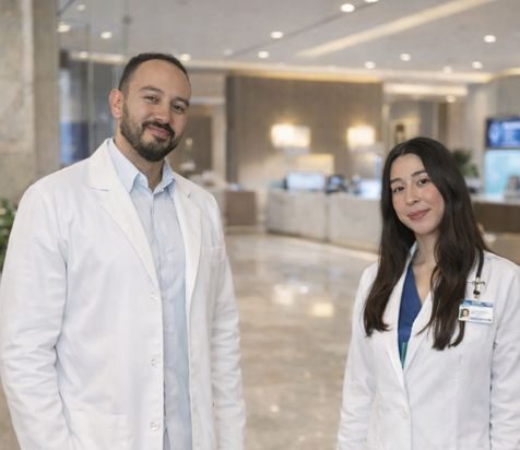 dos médicos en pasillo de institución de salud aimi