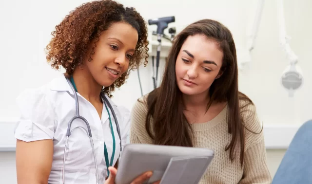 Paciente importante para aimi mujer médico habla con paciente en consultorio aimi pacientes